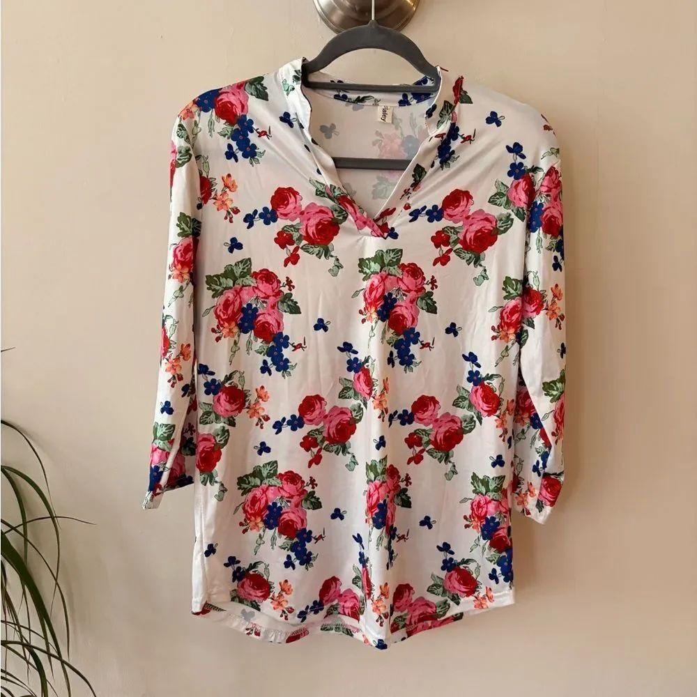 Ealey Fushi Floral V-Neck Blouse - White with Red and Blue Size Medium